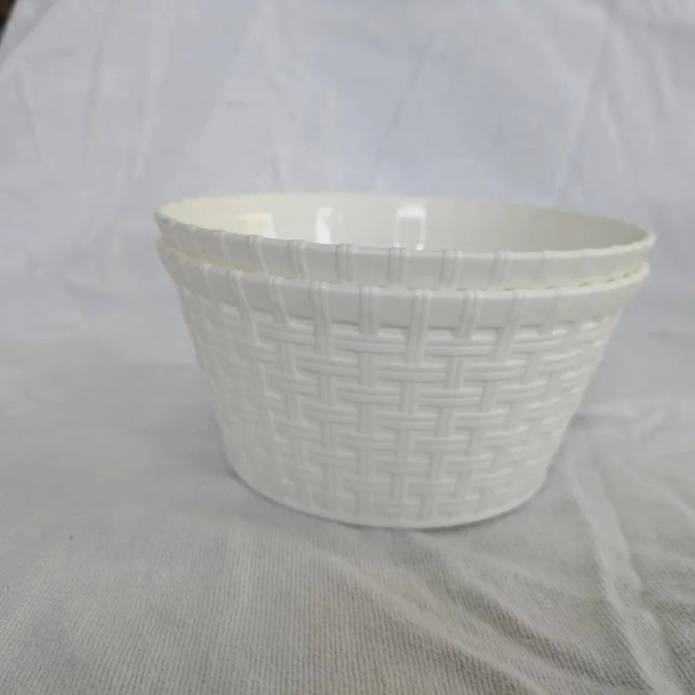 2pk 37oz Plastic Woven Baskets white - Bullseye's Playground NWT
